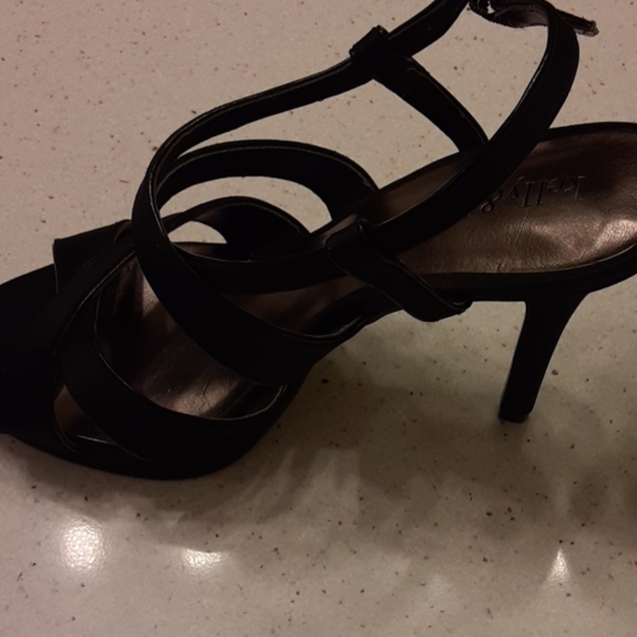 Kelly &Katie - Picture 3 of 8